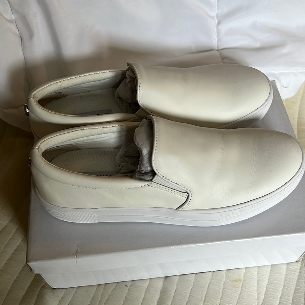 Steve Madden Gills white leather slip on shoes